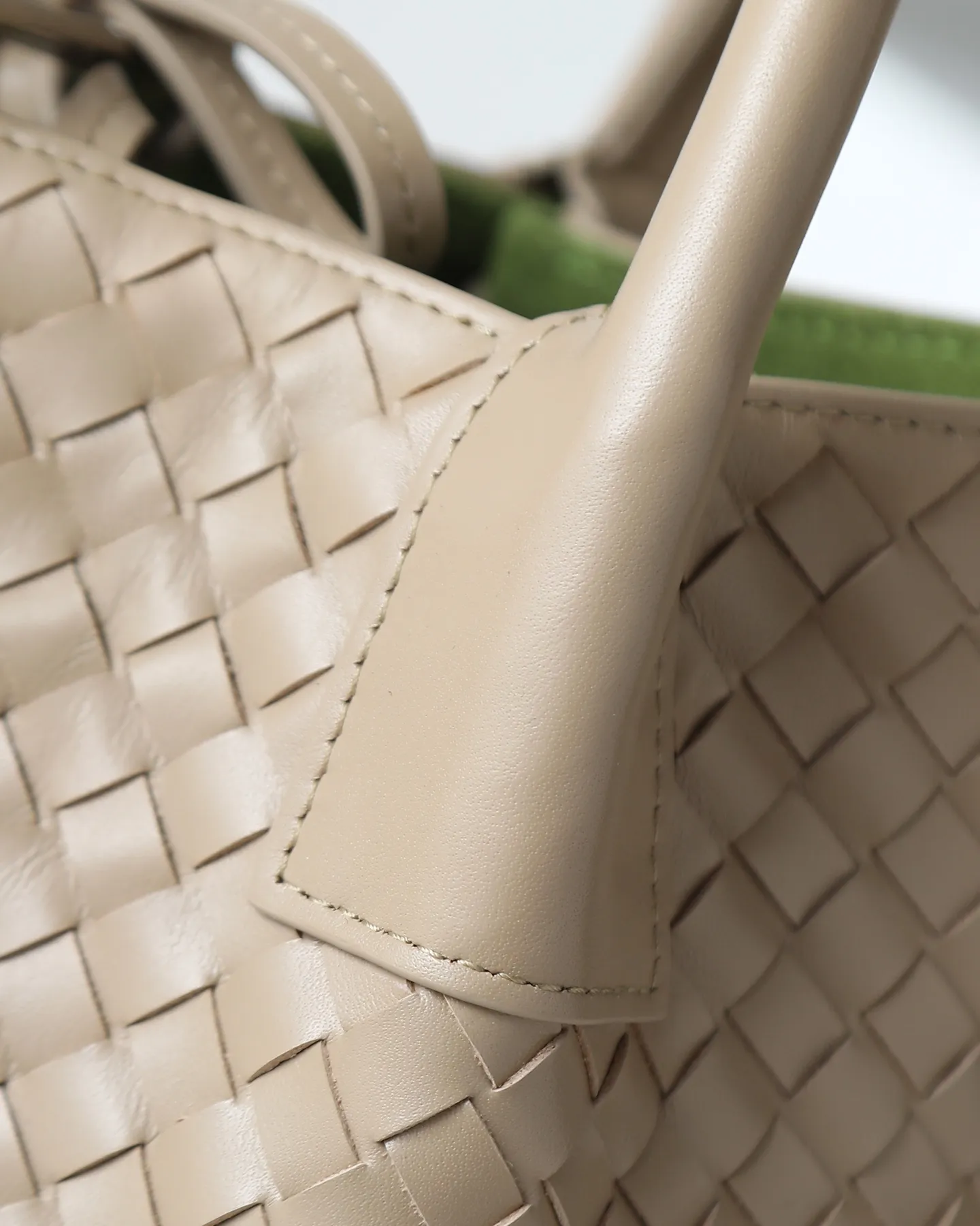 1000. BOTTEGA VENETA's 2025 new product pinacoteca has super soft leather, and the weaving function, practicality and relaxed fashion sense have not been lost ❤️‍🔥Amway is a must-have bag for sisters when going out. The size also accurately meets the commuting needs of urban beauties, and it can fit everything! ! ! 🔥The capacity should not be underestimated~ It doesn’t pick the person, the occasion, or the occasion. With its majestic curved outline, exquisite woven texture, delicate edges and rounded handles, this woven vegetable basket bag truly achieves the goal of “dressing up and being fashionable without getting in the way”~ Are you interested in Jimei? Style number: 819004 Size: 24*15*12cm